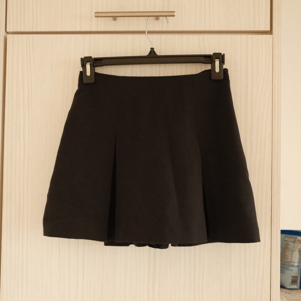 Abercrombie & Fitch black pleated mini skirt